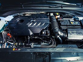 Hyundai i30 2.0 MT Ultimate: Моторный отсек с крышкой двигателя N