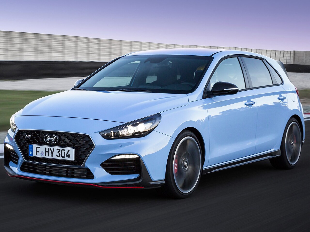 Hyundai i30 2.0 MT Ultimate: Голубой спортивный хэтчбек на треке, вид спереди сбоку