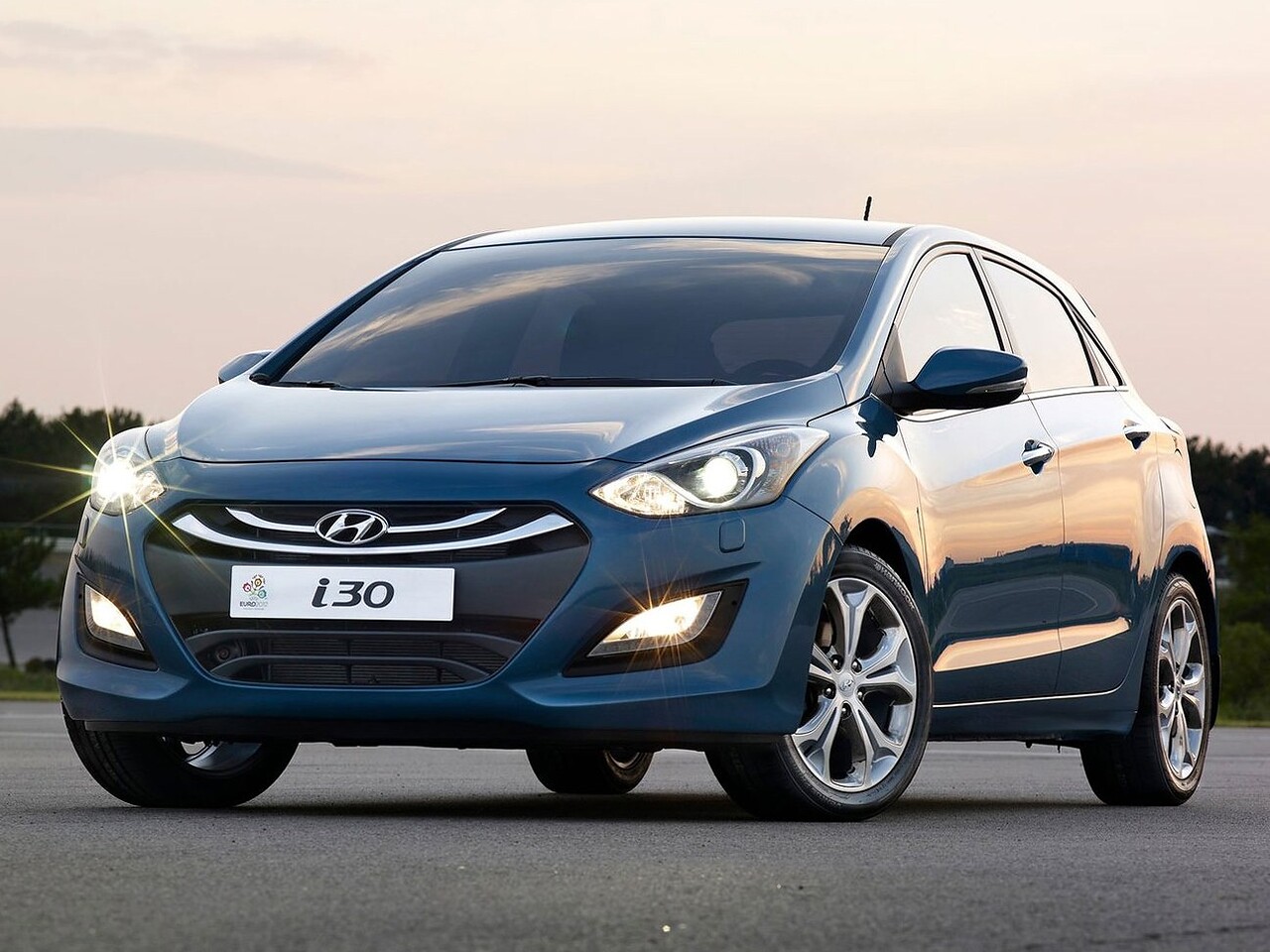 Hyundai i30 хэтчбек 5-дв. (II поколение, 2011 - 2015 г.в.): Синий хэтчбек, вид спереди сбоку