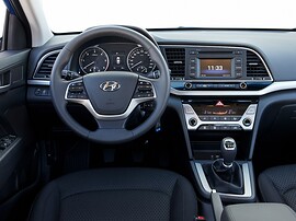 Hyundai Elantra 1.6 AT ACTIVE: Приборная панель и руль, вид спереди