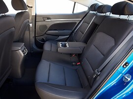 Hyundai Elantra 1.6 AT ACTIVE: Задний ряд сидений с подлокотником и подстаканниками