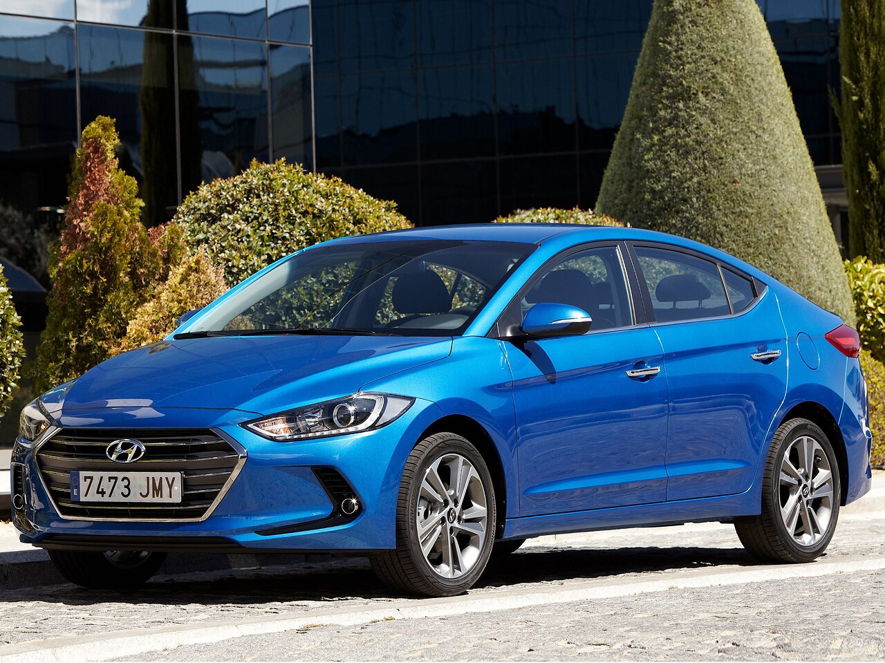 Hyundai Elantra 1.6 AT ACTIVE: Синий седан в городе, вид спереди сбоку