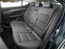Hyundai Elantra 1.6 AT Active: Задний ряд сидений