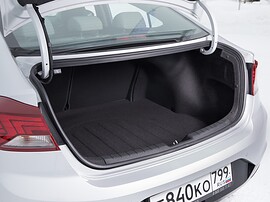 Hyundai Elantra 1.6 AT Active: Открытый багажник
