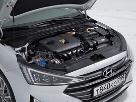Hyundai Elantra 1.6 AT Active: Моторный отсек с открытым капотом