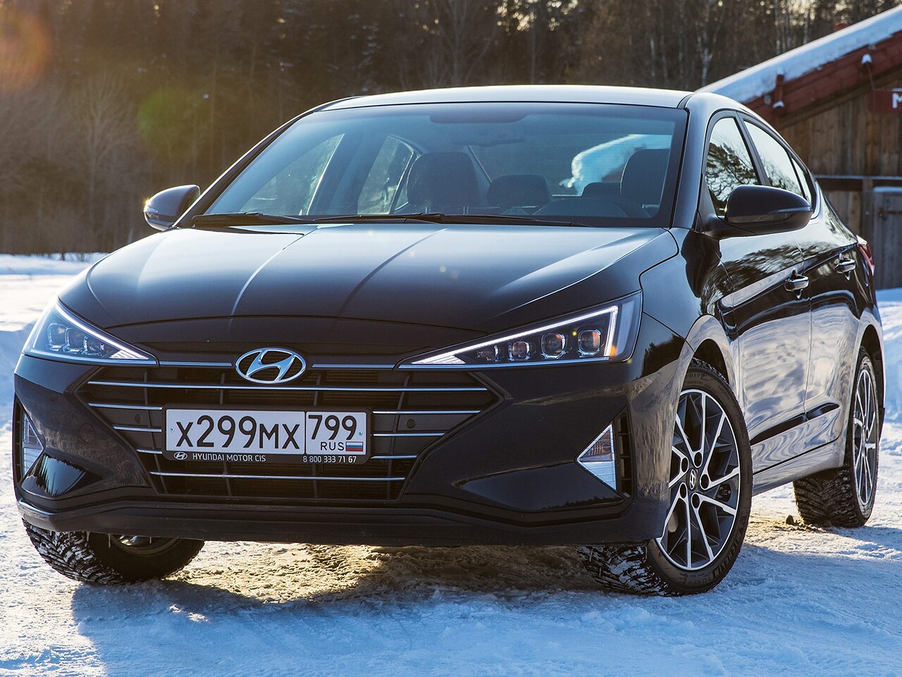 Hyundai Elantra 1.6 AT Active: Тёмно-синий седан на снегу, вид спереди сбоку
