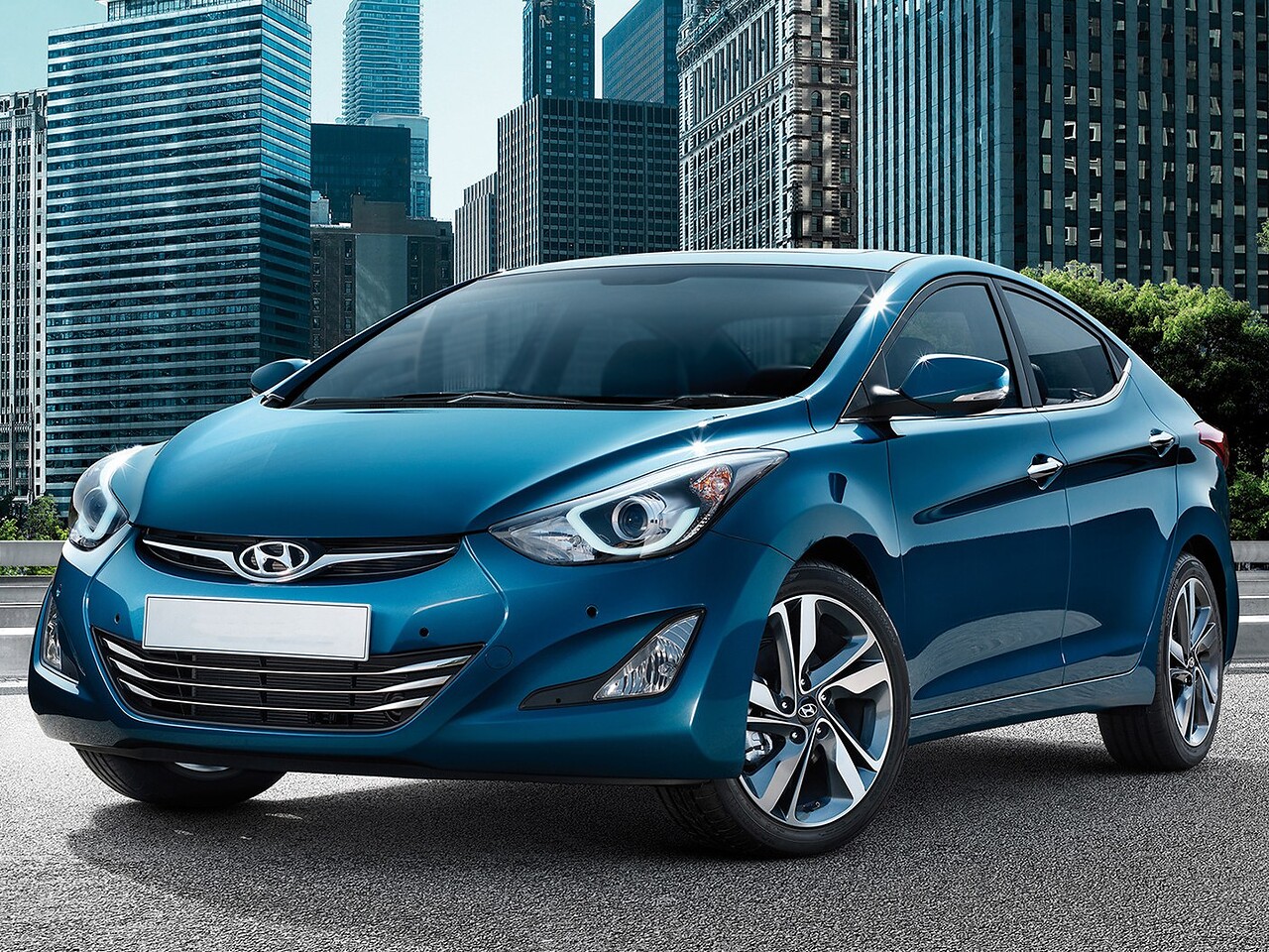 Hyundai Elantra седан (V поколение рестайлинг, 2014 - 2016 г.в.): Синий седан в городе на фоне небоскрёбов, вид спереди сбоку