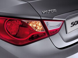 Hyundai Sonata (VI поколение, 2010 - 2015 г.в.): Вид через панорамную крышу в салон