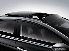 Hyundai Sonata (VI поколение, 2010 - 2015 г.в.): Чёрный седан на белом фоне, вид спереди сбоку