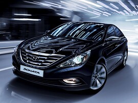 Hyundai Sonata (VI поколение, 2010 - 2015 г.в.): Чёрный седан в движении, вид сзади сбоку