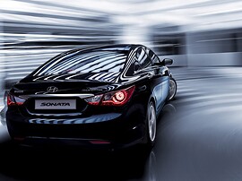 Hyundai Sonata (VI поколение, 2010 - 2015 г.в.): Чёрный седан в тоннеле, боковой профиль