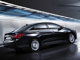 Hyundai Sonata (VI поколение, 2010 - 2015 г.в.): Чёрный седан, вид спереди сбоку сверху