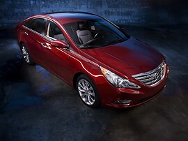 Hyundai Sonata (VI поколение, 2010 - 2015 г.в.): Красный седан, вид сзади сбоку