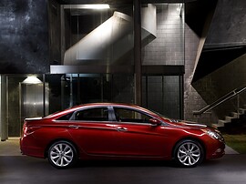 Hyundai Sonata (VI поколение, 2010 - 2015 г.в.): Красный седан на свету, боковой профиль