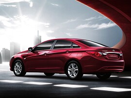 Hyundai Sonata (VI поколение, 2010 - 2015 г.в.): Красный седан во дворе, вид спереди сбоку