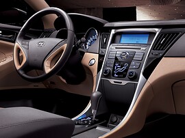 Hyundai Sonata (VI поколение, 2010 - 2015 г.в.): Салон, вид с открытой двери
