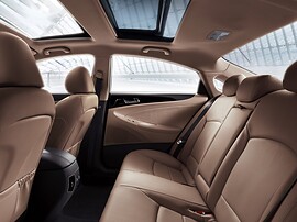 Hyundai Sonata (VI поколение, 2010 - 2015 г.в.): Задний ряд с подлокотником и подстаканниками