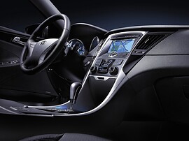 Hyundai Sonata (VI поколение, 2010 - 2015 г.в.): Салон, вид на приборную панель сбоку