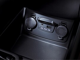 Hyundai Sonata (VI поколение, 2010 - 2015 г.в.): Ниша под центральной консолью с розетками