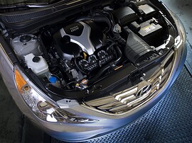 Hyundai Sonata (VI поколение, 2010 - 2015 г.в.): Моторный отсек серебристого седана