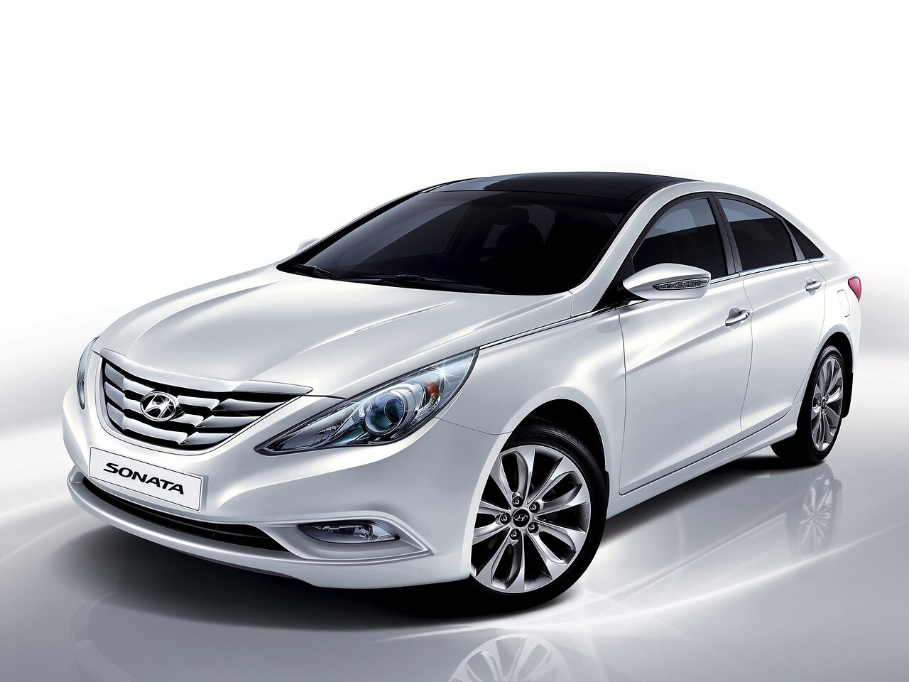 Hyundai Sonata (VI поколение, 2010 - 2015 г.в.): Белый седан на белом фоне, вид спереди сбоку