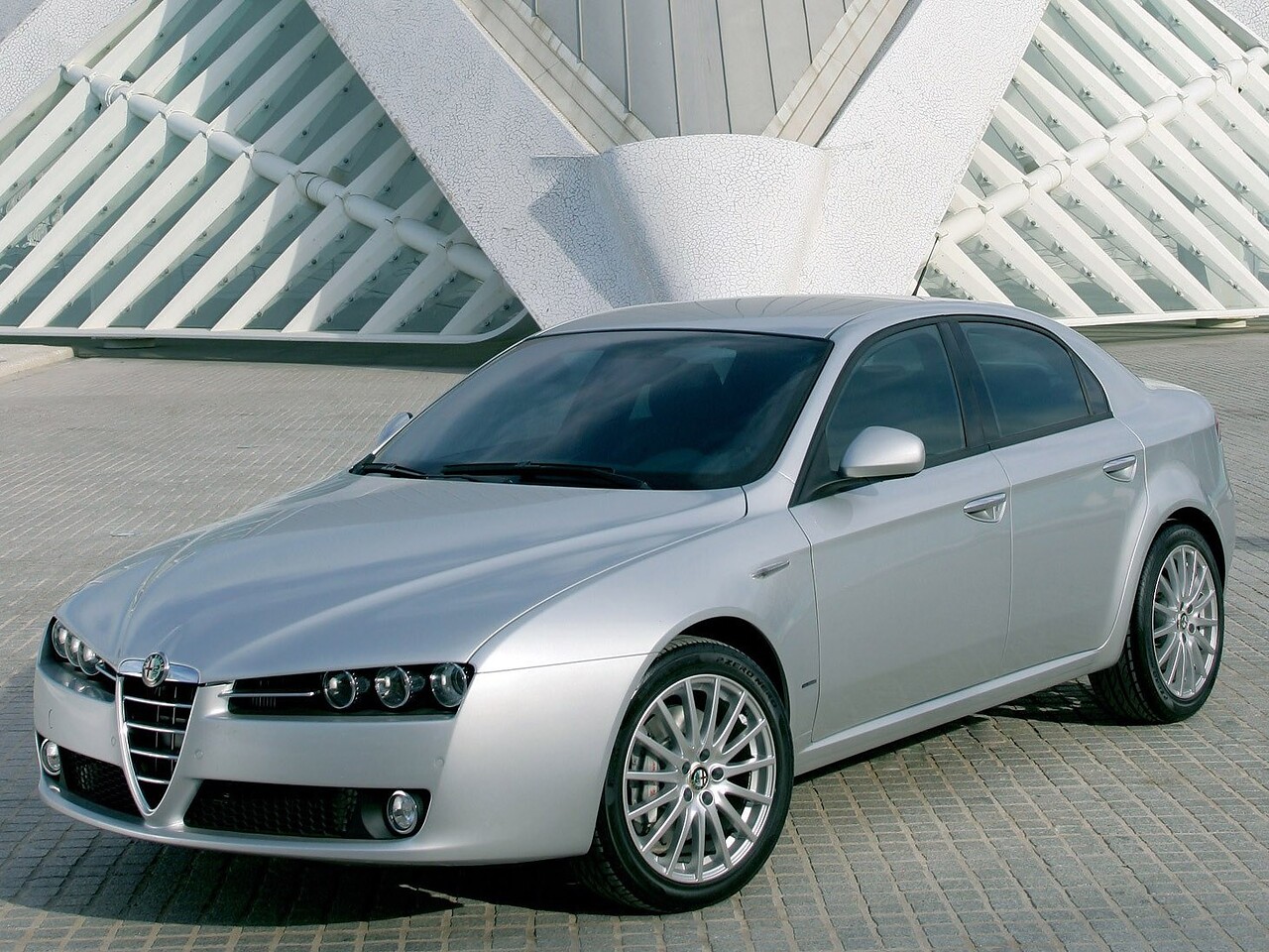 Alfa Romeo 159 седан (I поколение, 2005 - 2012 г.в.): вид спереди сбоку