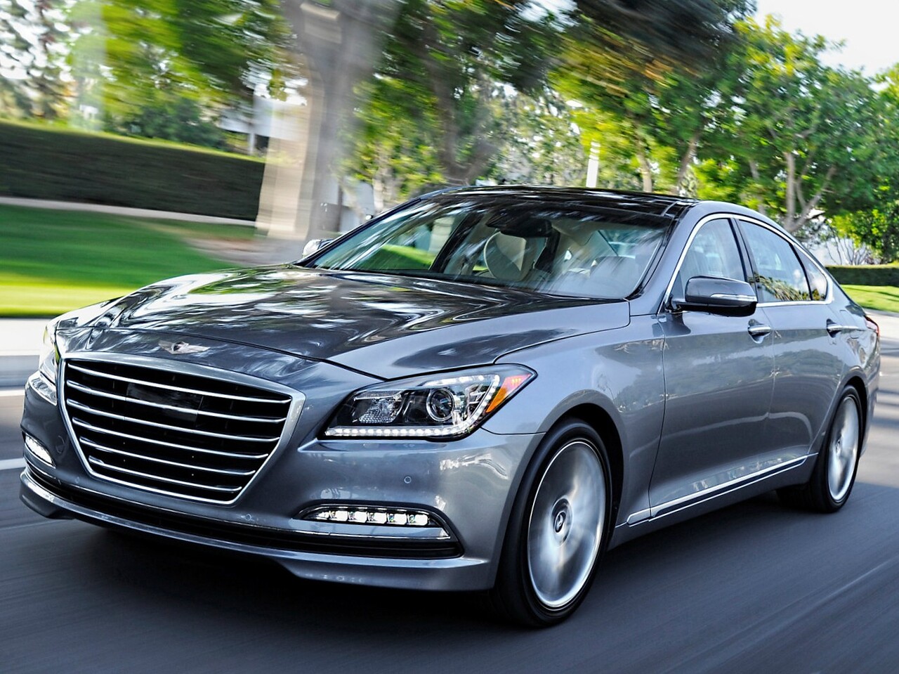 Hyundai Genesis седан 3.0 4x4 AT Business: Серый седан на пригородной дороге, вид спереди сбоку