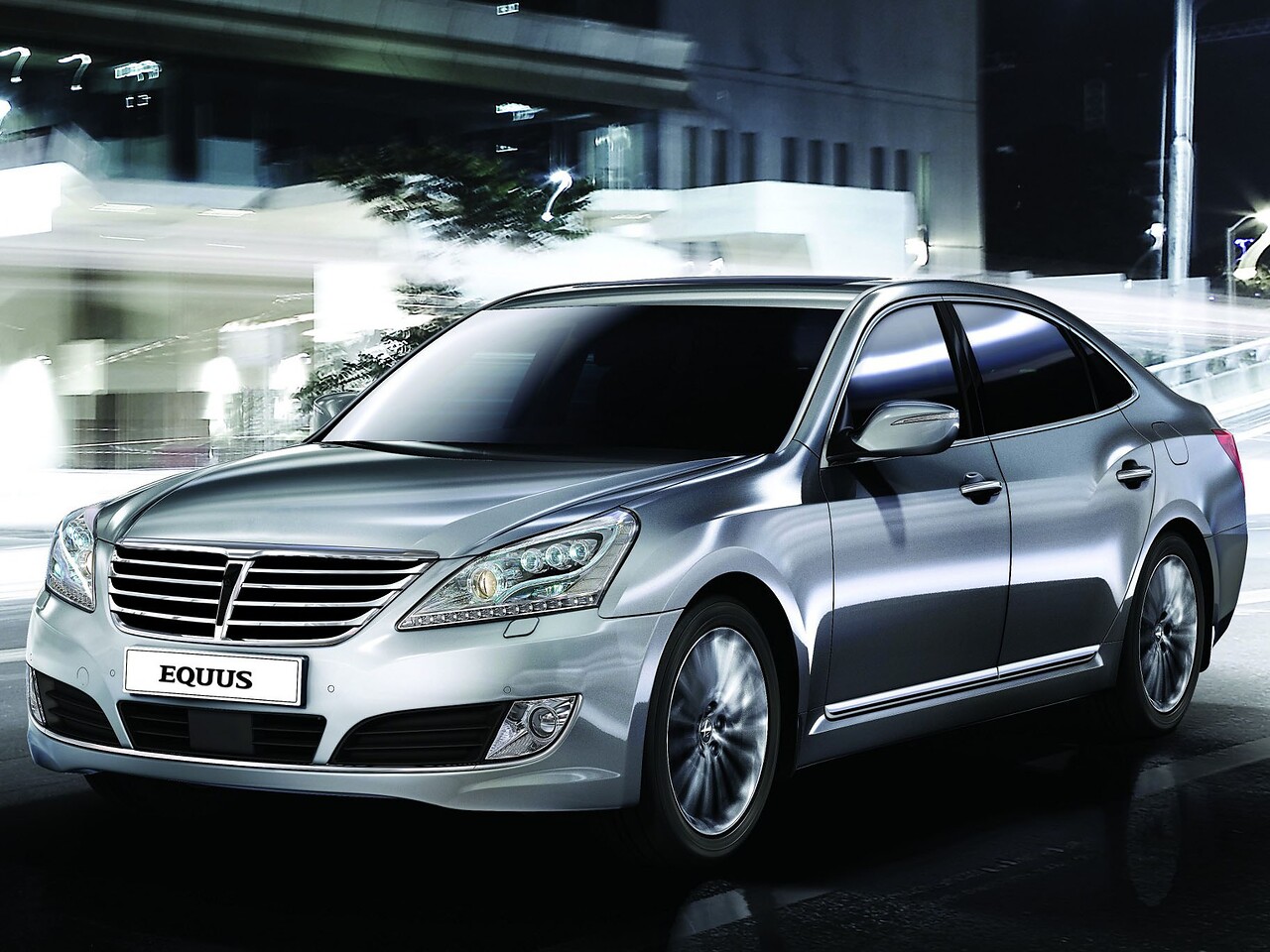 Hyundai Equus (II поколение рестайлинг, 2013 - 2017 г.в.): Серебристый седан ночью в городе, вид спереди сбоку