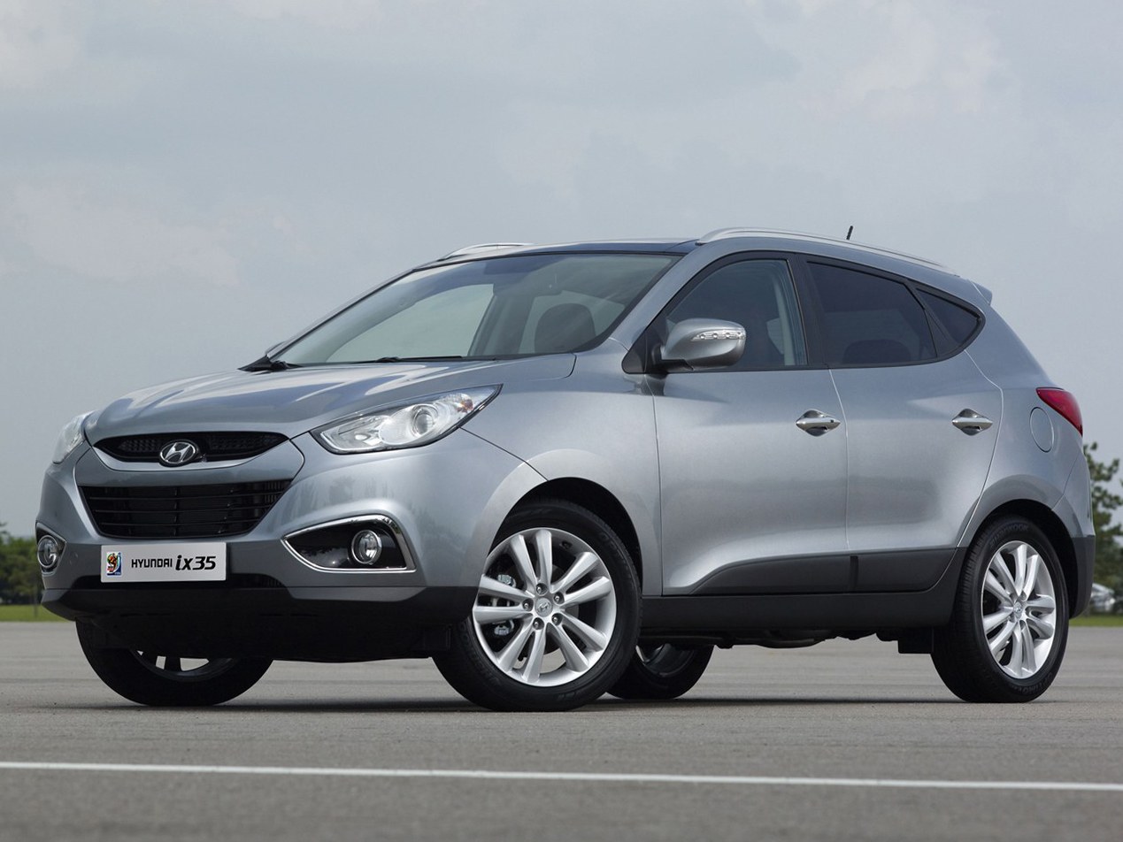Hyundai ix35 (I поколение, 2010 - 2013 г.в.): Серебристый кроссовер, вид спереди сбоку