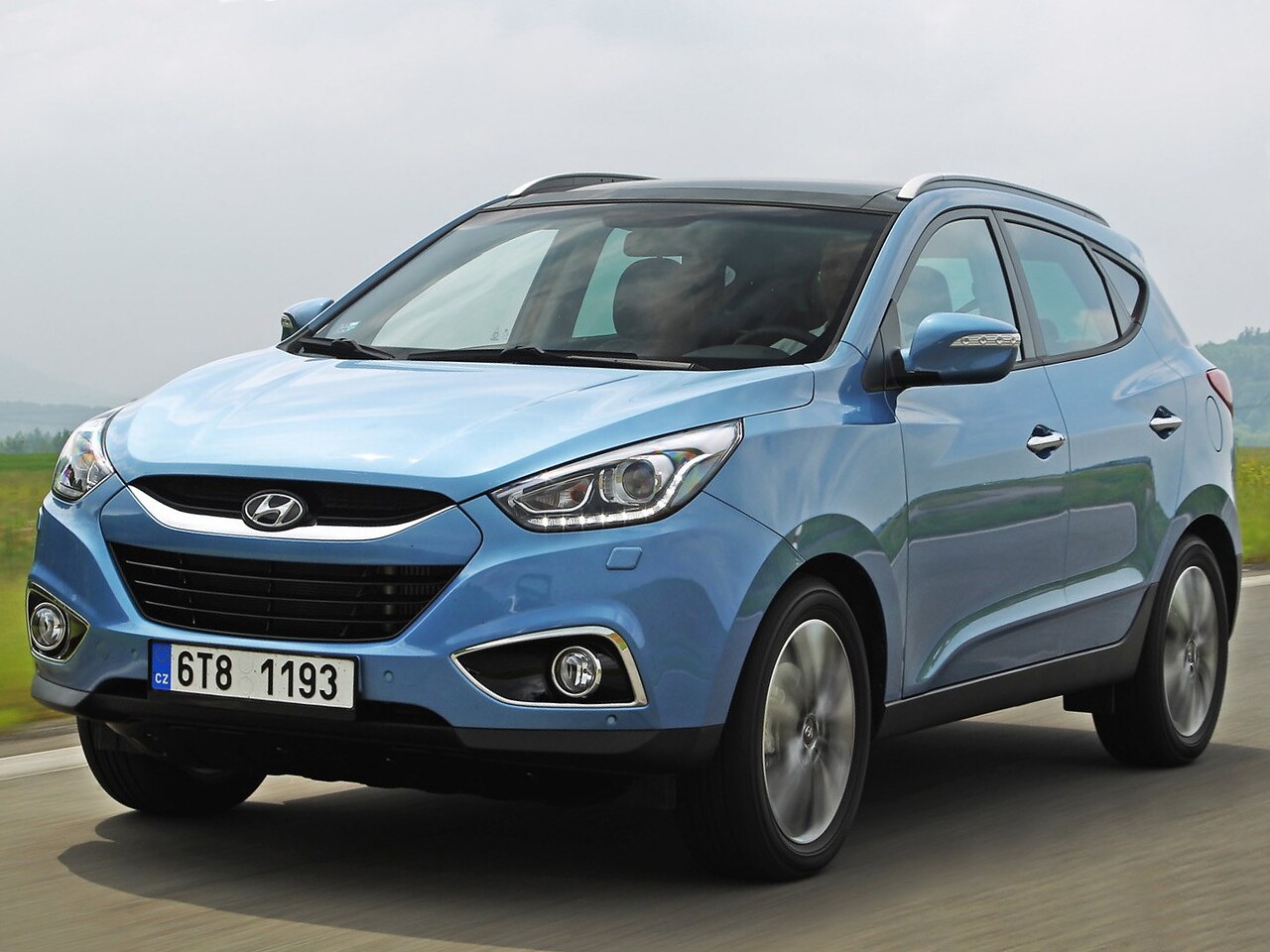 Hyundai ix35 2.0 AT Start: Голубой кроссовер, вид спереди сбоку