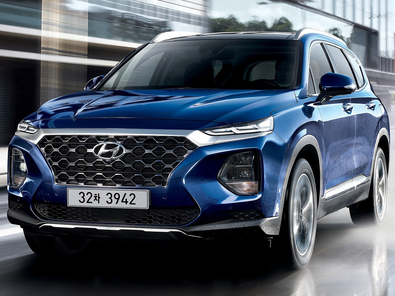 Hyundai Santa Fe (IV поколение, 2018 - 2021 г.в.): Тёмно-синий кроссовер, вид спереди сбоку