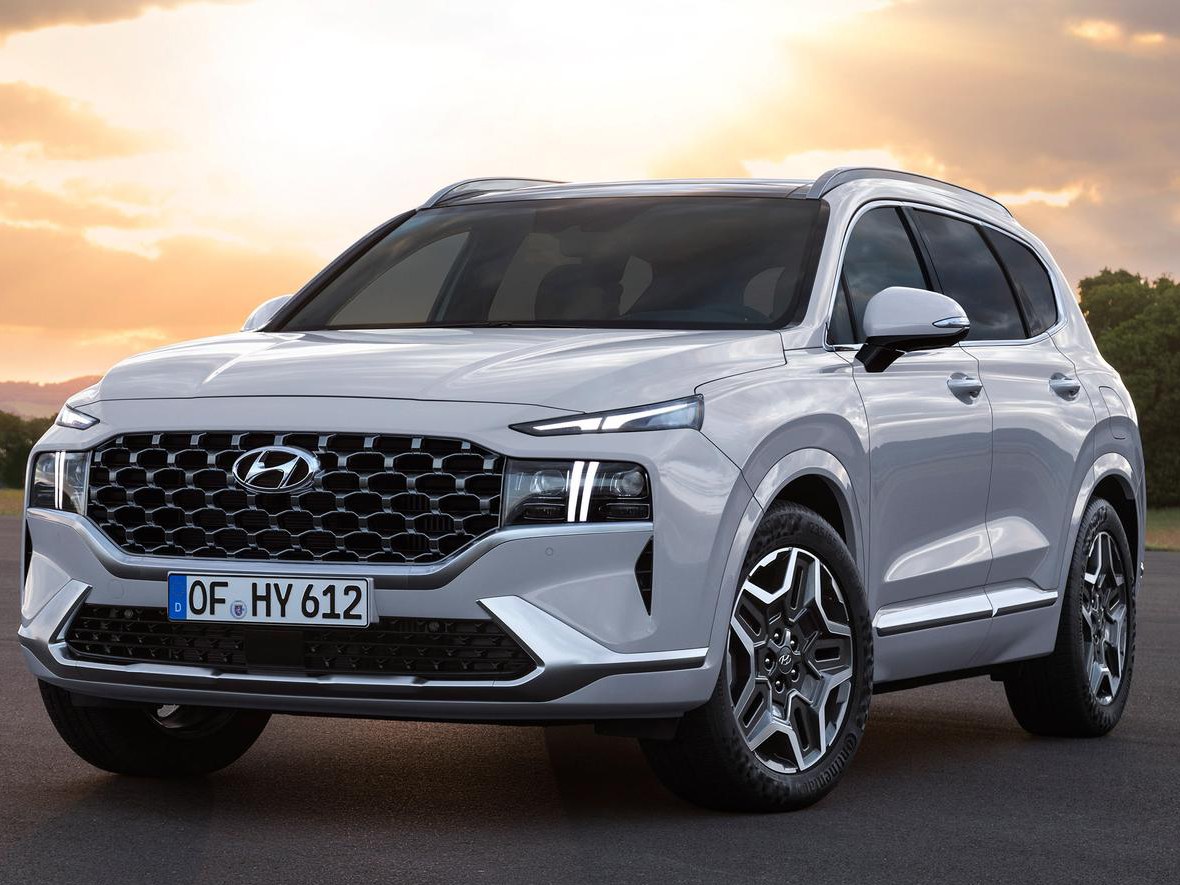 Hyundai Santa Fe (IV поколение рестайлинг, 2020 - 2022 г.в.): Серебристый кроссовер на закате, вид спереди сбоку