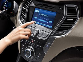 Hyundai Santa Fe (III поколение, 2012 - 2015 г.в.): Рука на экране мультимедиа