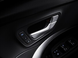 Hyundai Santa Fe (III поколение, 2012 - 2015 г.в.): Кнопки регулировки сиденья на двери