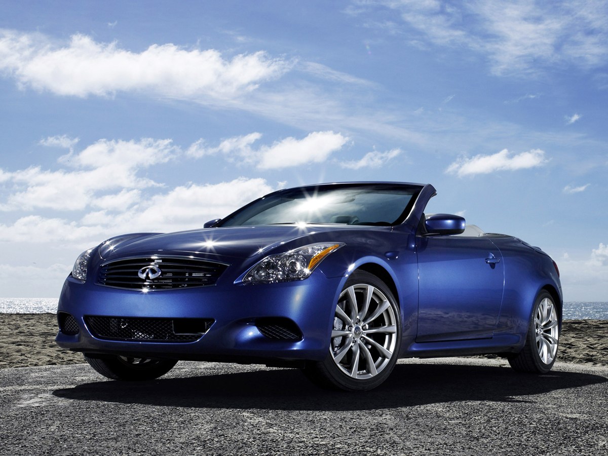 Infiniti G кабриолет (II поколение, 2008 - 2013 г.в.): Три четверти спереди на берегу у моря