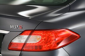 Infiniti M (Y51, 2010 - 2014 г.в.): Крупный план заднего фонаря и крышки багажника