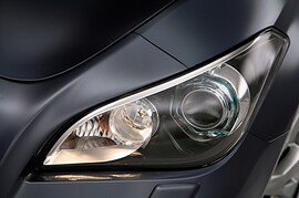 Infiniti M (Y51, 2010 - 2014 г.в.): Крупный план передней фары