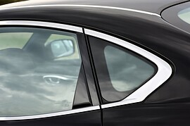 Infiniti M (Y51, 2010 - 2014 г.в.): Крупный план хромированной окантовки окна