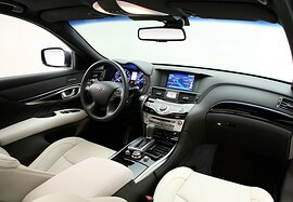 Infiniti M (Y51, 2010 - 2014 г.в.): Светлые передние сиденья и панель