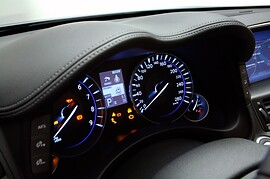 Infiniti M (Y51, 2010 - 2014 г.в.): Крупный план приборной панели