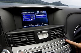 Infiniti M (Y51, 2010 - 2014 г.в.): Крупный план мультимедийного экрана и кнопок