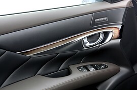 Infiniti M (Y51, 2010 - 2014 г.в.): Крупный план обивки двери