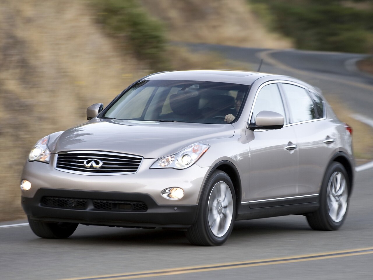 Infiniti EX 2.5 AT Hi-Tech: Три четверти спереди в движении по горной дороге
