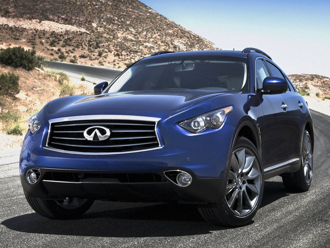 Infiniti FX (II поколение рестайлинг, 2012 - 2014 г.в.): Три четверти спереди на дороге в холмистой местности