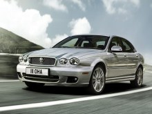 Jaguar X-Type: Три четверти спереди в движении по горной дороге