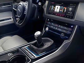 Jaguar XF 2.0 4x4 AT R-Sport: Крупный план центральной консоли с экраном