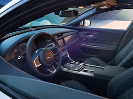 Jaguar XF 2.0 4x4 AT R-Sport: Салон, руль и панель приборов
