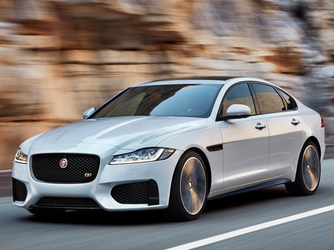 Jaguar XF (II поколение, 2015 - 2021 г.в.): Три четверти спереди в движении по горному шоссе