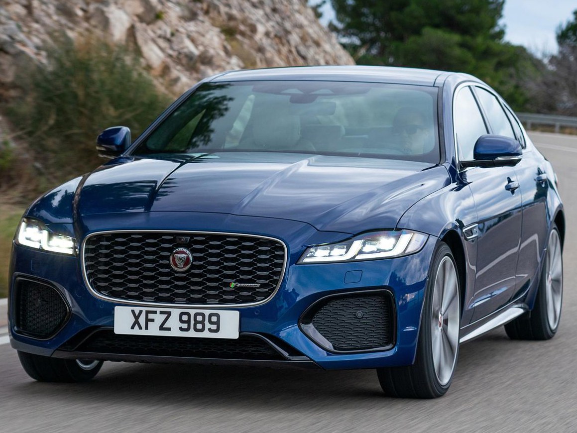 Jaguar XF (II поколение рестайлинг, 2020 - 2022 г.в.): Три четверти спереди у скалистого обрыва