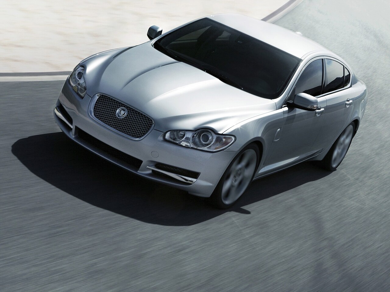 Jaguar XF 3.0d AT Portfolio: Три четверти спереди сверху на светлой площадке